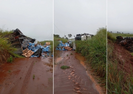 Carreta carregada com cerveja tomba na MS-276 em Batayporã