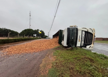 Carreta tomba em rotatória na entrada de Nova Andradina