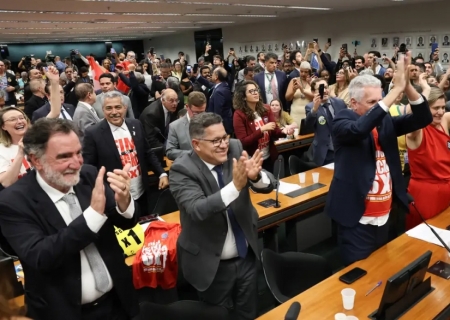 Comissão aprova relatório da PEC pelo fim da escala 6x1