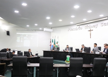 Vereadores pedem leilão de sucatas, troca de cadeiras e limpeza de rua em Nova Andradina
