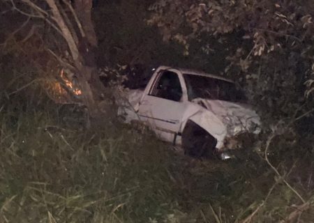 Caminhonete sai da pista e cai em ribanceira na BR-376 em Nova Andradina