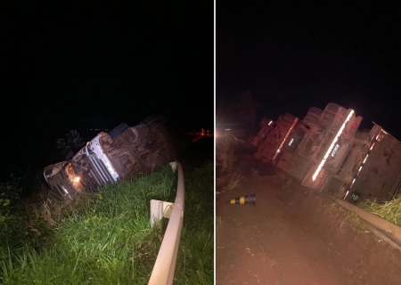Carreta tomba na BR-376 entre Ivinhema e Amandina