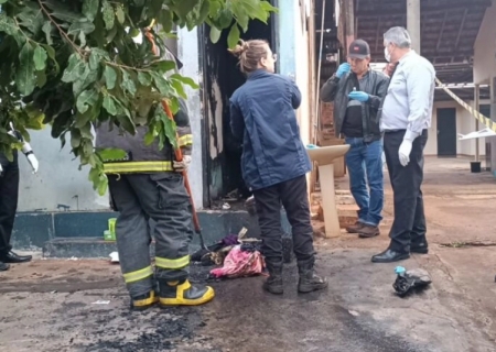 Homem é encontrado morto após incêndio em banheiro de bar em Dourados