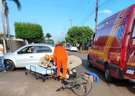 Ciclista fica ferido em acidente entre carro e bicicleta no centro de Nova Andradina