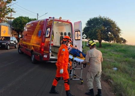 Mulher fica ferida ao cair de moto após passar por quebra-molas em Nova Andradina