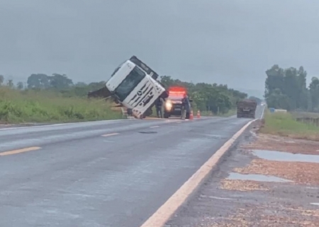 Carreta tomba na BR-376 entre Nova Andradina e Ivinhema
