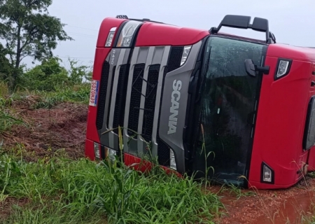 Carreta tomba na MS-276 em Batayporã