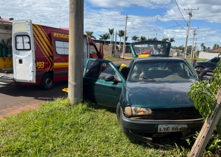 Motorista fica ferido após desviar de ônibus e bater em cerca em Nova Andradina