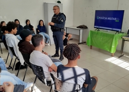 PM leva educação no trânsito a jovens em Nova Andradina