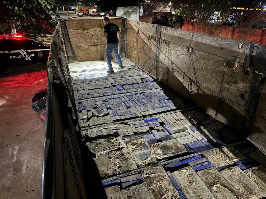 Polícia Civil apreende 3,5 toneladas de maconha em fundo falso de caminhão em Ivinhema