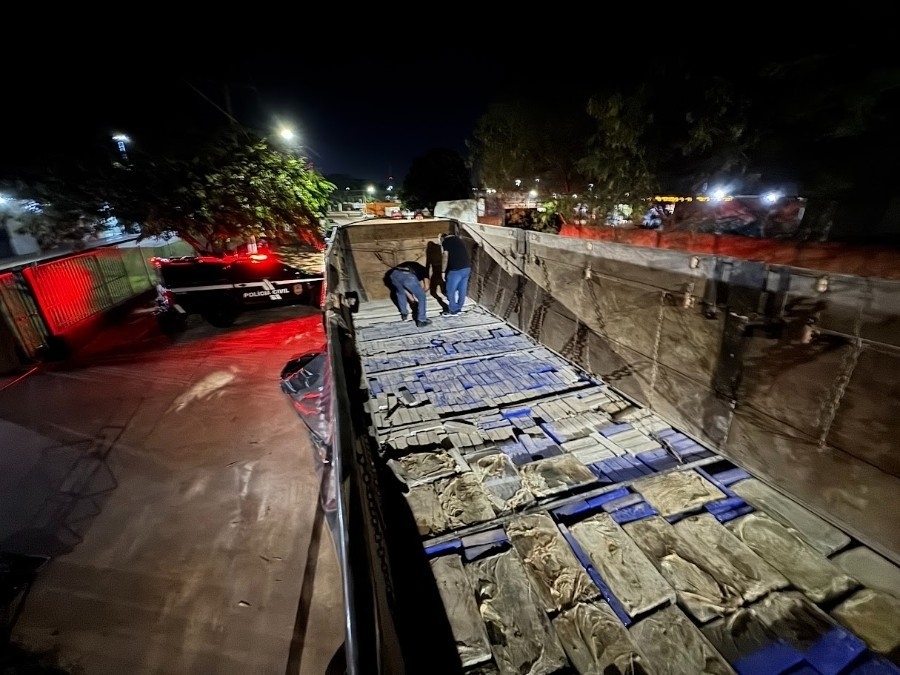 Polícia Civil apreende 3,5 toneladas de maconha em fundo falso de caminhão em Ivinhema