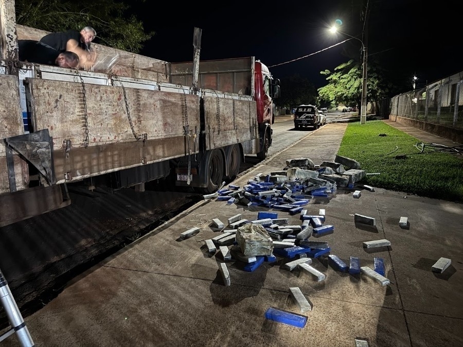 Polícia Civil apreende 3,5 toneladas de maconha em fundo falso de caminhão em Ivinhema