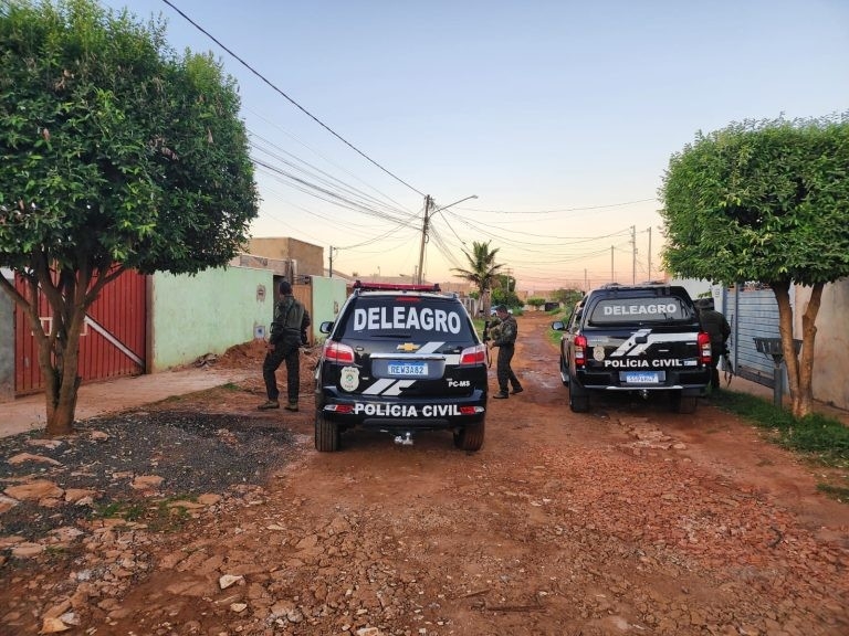 Polícia cumpre mandados em MS e resulta em prisões por posse ilegal de armas