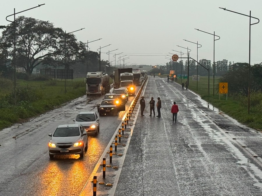 Carreta carregada com soja pega fogo nas rodas na BR-376 em Nova Andradina