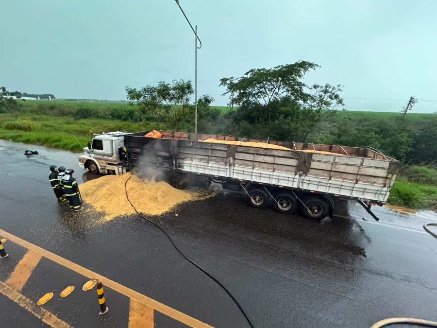 Carreta carregada com soja pega fogo nas rodas na BR-376 em Nova Andradina