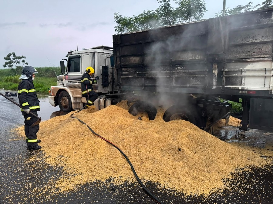 Carreta carregada com soja pega fogo nas rodas na BR-376 em Nova Andradina
