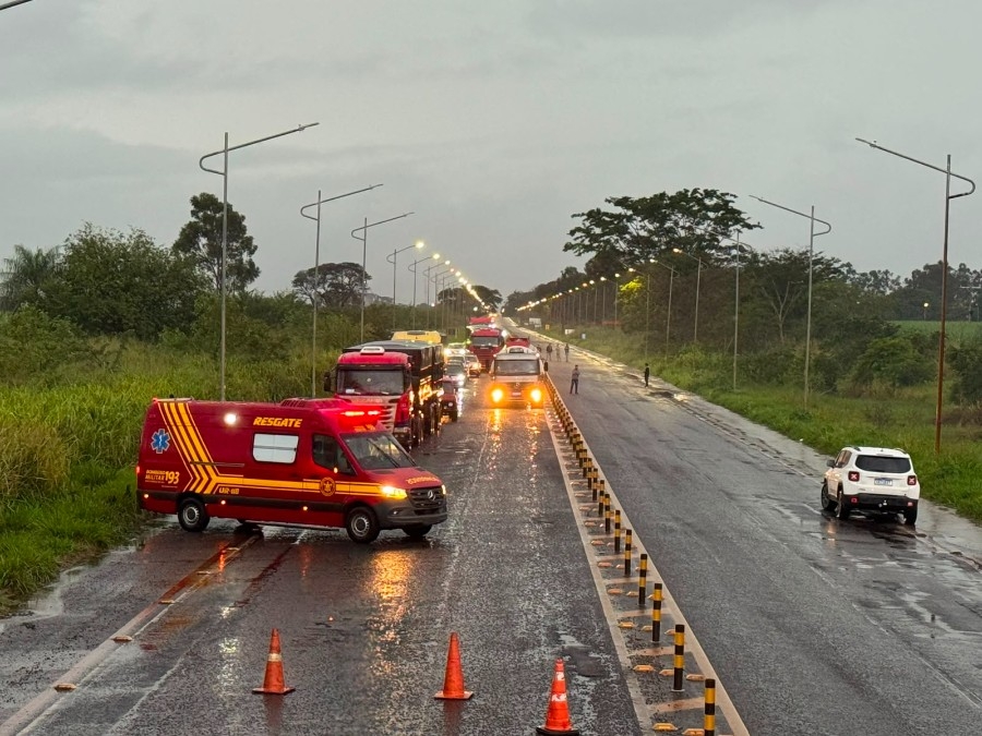 Carreta carregada com soja pega fogo nas rodas na BR-376 em Nova Andradina
