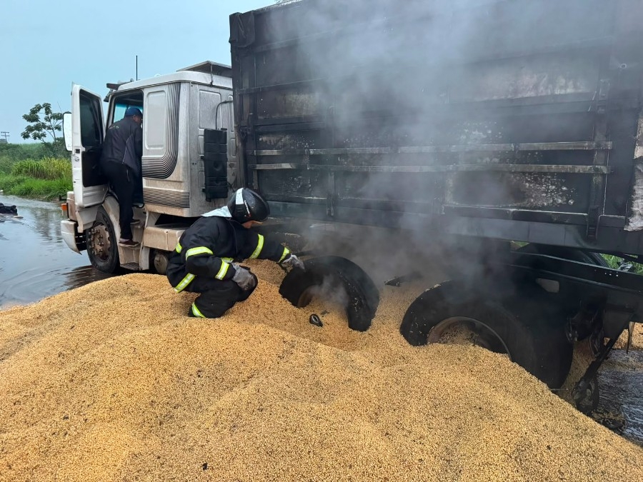 Carreta carregada com soja pega fogo nas rodas na BR-376 em Nova Andradina