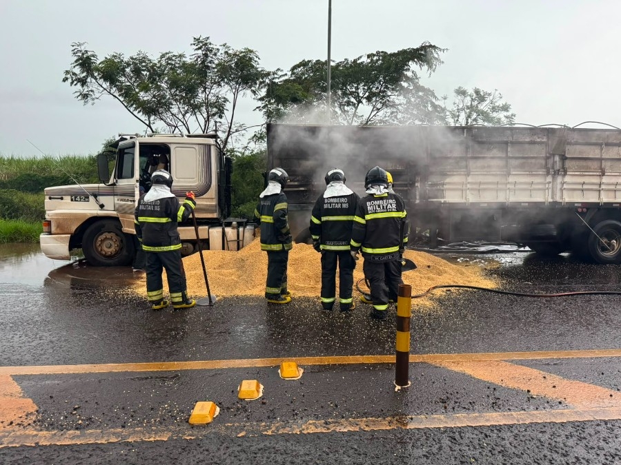 Carreta carregada com soja pega fogo nas rodas na BR-376 em Nova Andradina