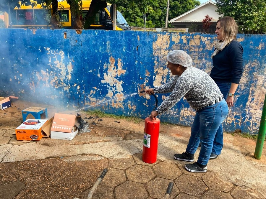 Segurança em pauta: servidores de escolas recebem treinamento para uso de extintores