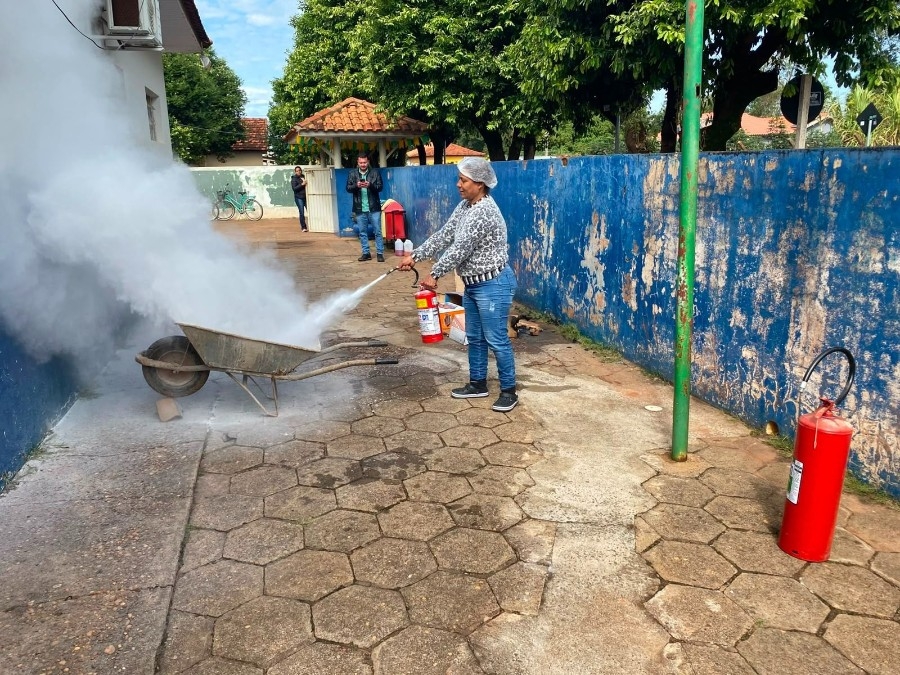 Segurança em pauta: servidores de escolas recebem treinamento para uso de extintores