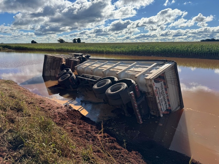 Carreta com adubo tomba na BR-376 em Nova Andradina