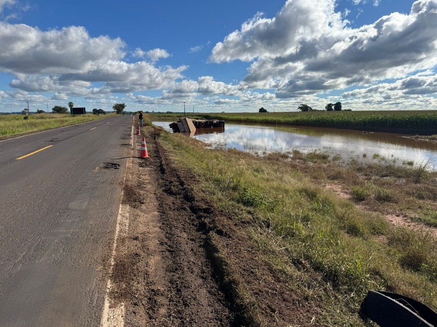 Carreta com adubo tomba na BR-376 em Nova Andradina