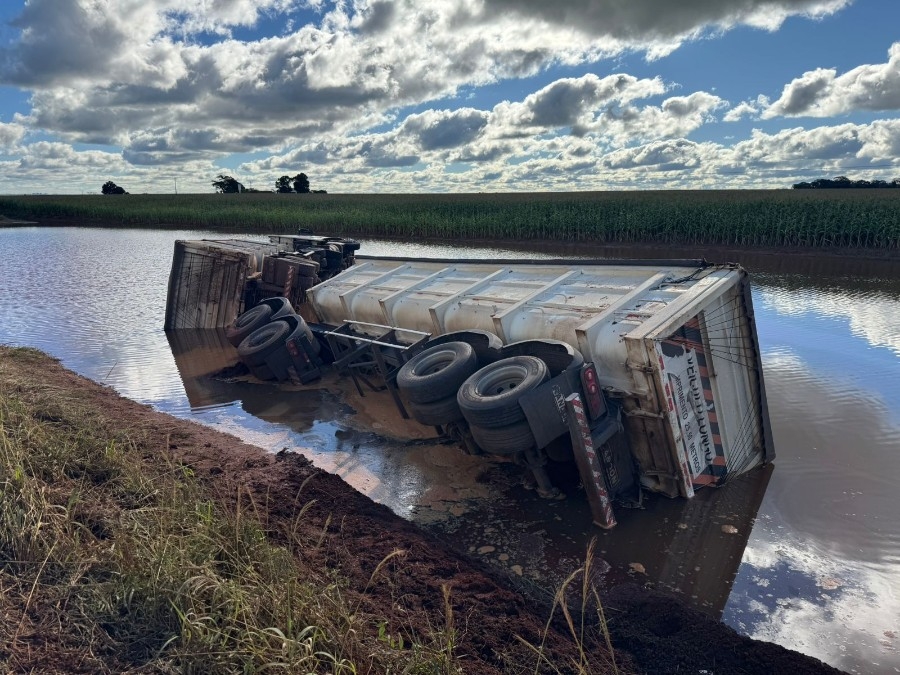 Carreta com adubo tomba na BR-376 em Nova Andradina