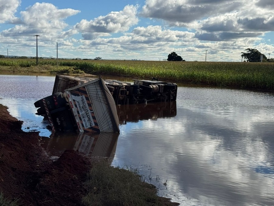 Carreta com adubo tomba na BR-376 em Nova Andradina