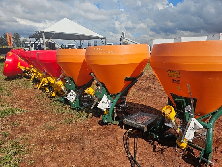 Nova Andradina e Batayporã recebem máquinas para fortalecer agricultura familiar