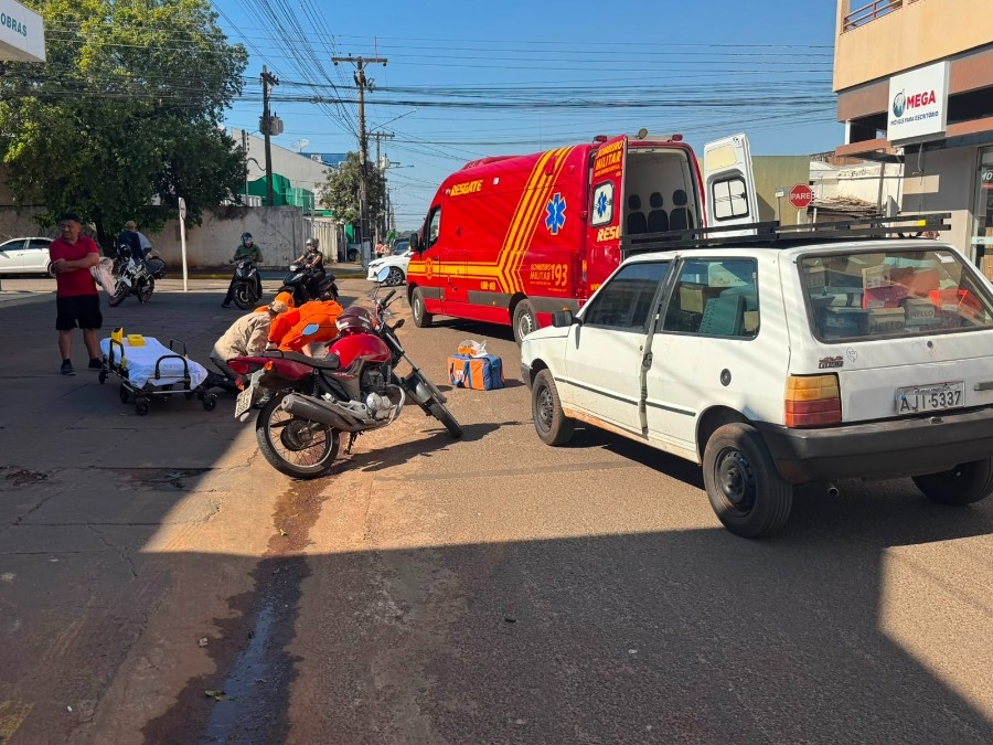Motociclista fica ferida após colisão com carro no centro de Nova Andradina