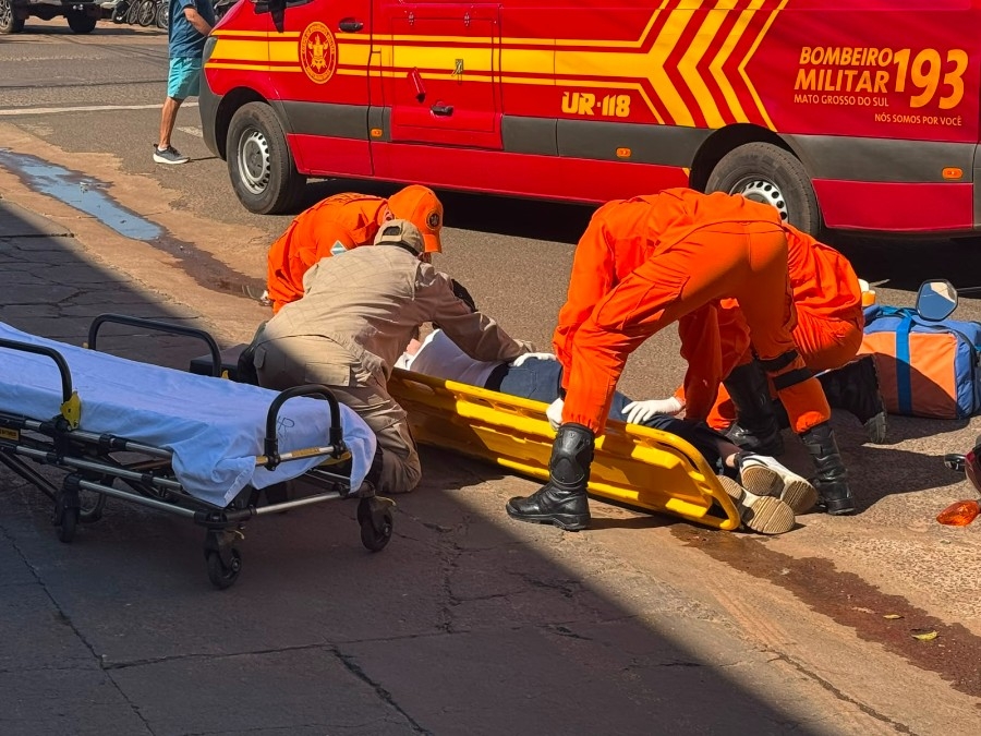 Motociclista fica ferida após colisão com carro no centro de Nova Andradina