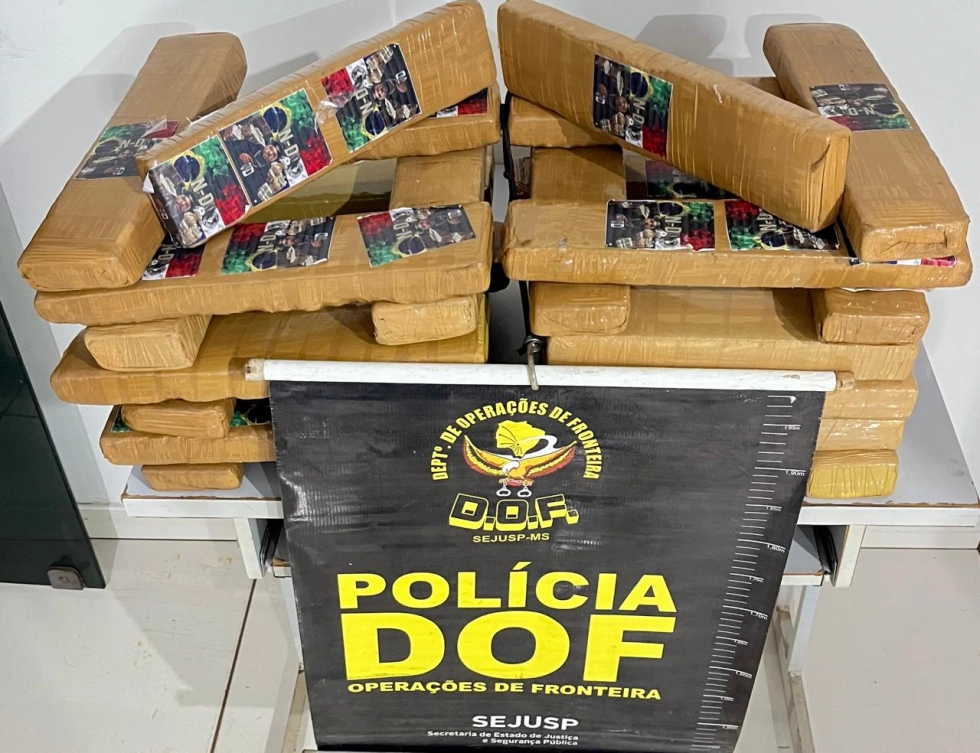 Passageira de carro de aplicativo é presa pelo DOF com malas recheadas de maconha