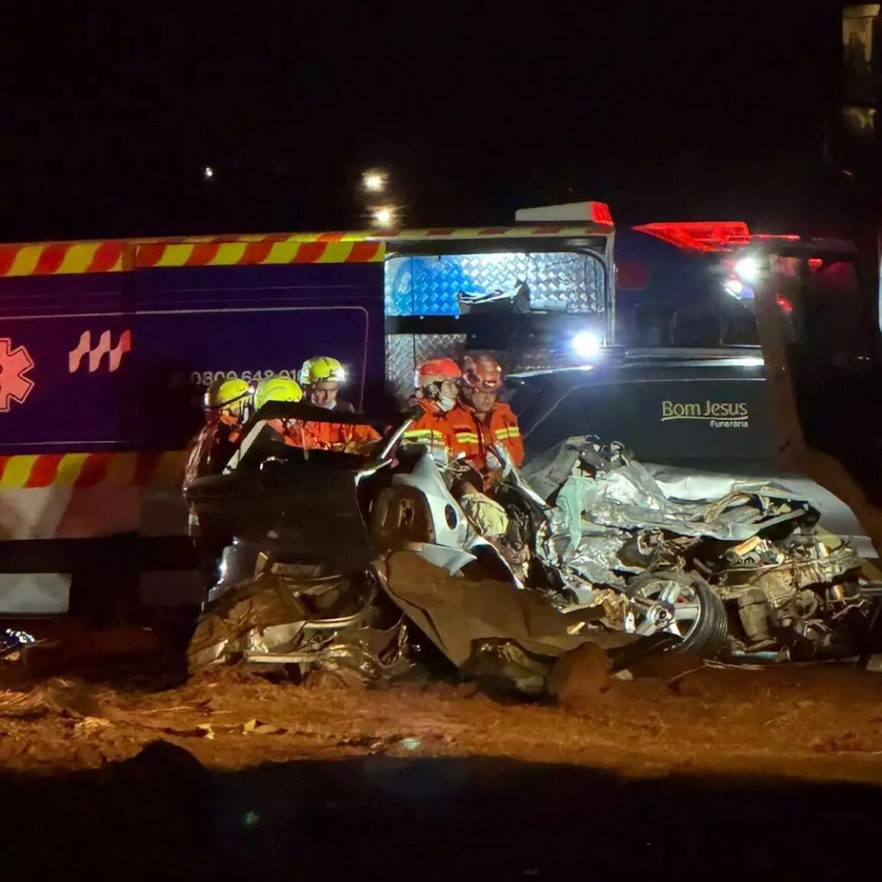 Colisão entre carro e caminhão deixa duas pessoas mortas na BR-163, em Juti