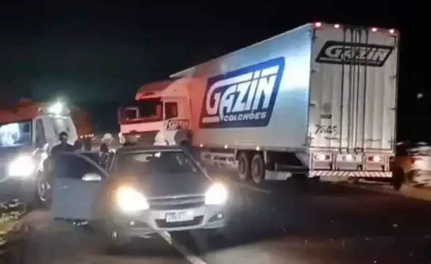 Acidente entre ambulância, carreta e carro deixa 12 feridos na BR-163 em Jaraguari