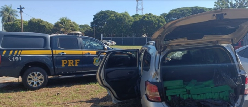 Traficante abandona automóvel roubado e carregado com mais de meia tonelada de maconha em Caarapó