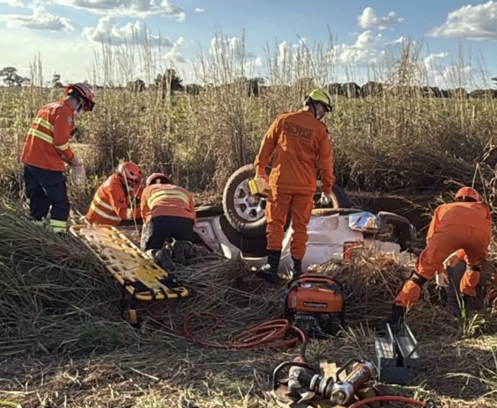 Caminhonete capota na MS-223 e deixa mulher presa às ferragens