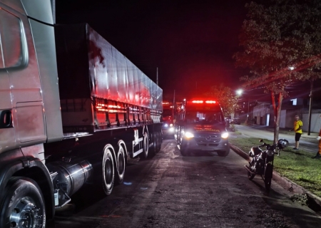 Motociclista fica ferido após bater na traseira de carreta em Nova Andradina