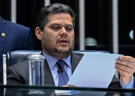 Davi Alcolumbre se diz cansado de críticas e sinaliza avanço de pauta-bomba