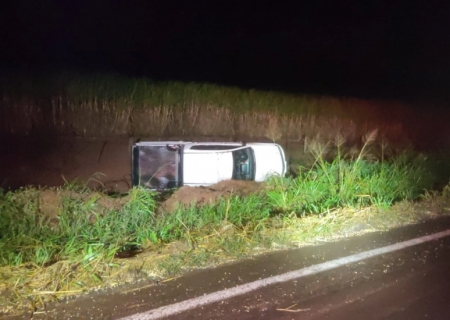 Caminhonete capota na MS-276 entre Batayporã e Anaurilândia; motorista é socorrido pelos bombeiros