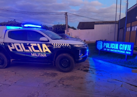 Motorista embriagado bate caminhonete contra proteção de residência em Batayporã