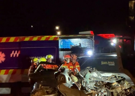 Colisão entre carro e caminhão deixa duas pessoas mortas na BR-163, em Juti