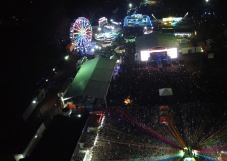 Recinto lotado e performance interativa de Fernando e Sorocaba marcam abertura da 45ª Festa do Sereno