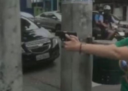 Justiça manda prender jornalista perseguido por Carla Zambelli com arma em São Paulo