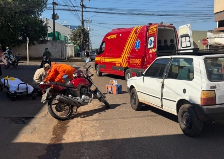 Motociclista fica ferida após colisão com carro no centro de Nova Andradina