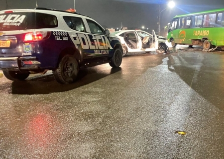 Jovem fica ferido após colisão entre micro-ônibus e carro em Nova Andradina