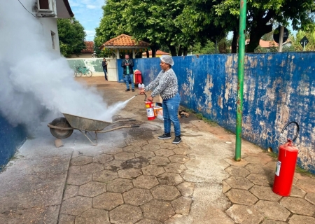 Segurança em pauta: servidores de escolas recebem treinamento para uso de extintores