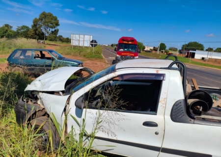 Colisão entre caminhão boiadeiro e picape deixa motorista ferido na MS-134