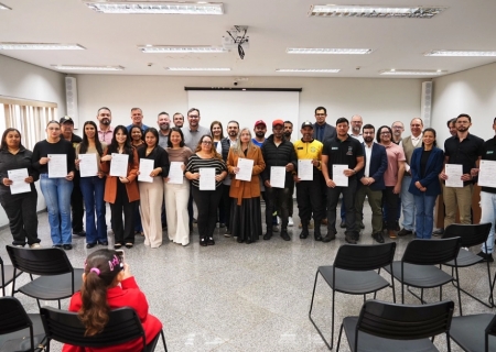 Prefeitura dá posse a 17 novos servidores e reforça serviços à população