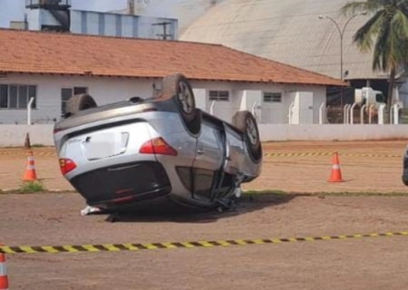 Carro carregado com cigarros capota durante fuga da PRF em Bataguassu